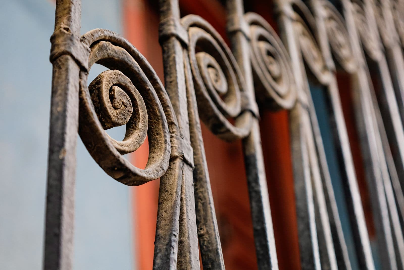 لقطة قريبة لشغل أوراق ولفّات مطروقة على سور حديد